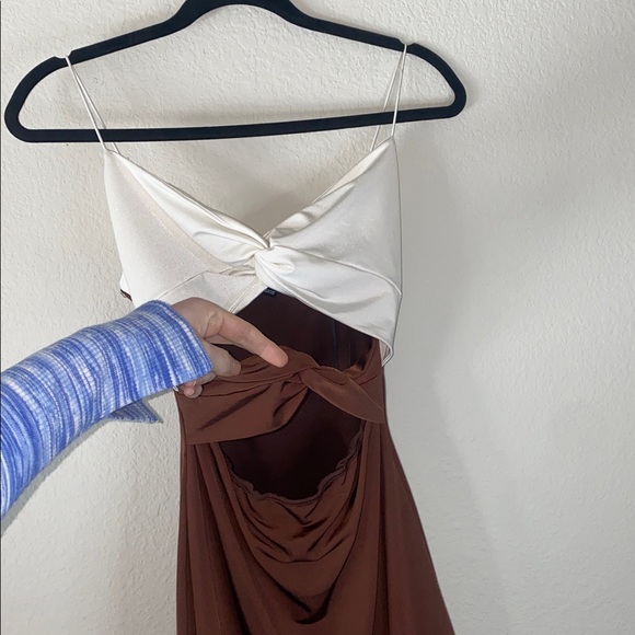 Dresses & Skirts - 🪼Adorable brown dress with a white twist front!
